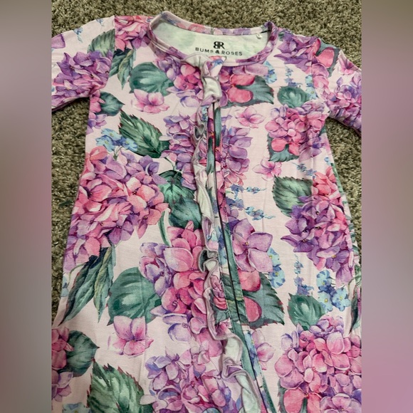 Bums and Roses You Had Me At Hydrangea Ruffle Footie 2T - Picture 3 of 9